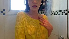 want to see this horny latina masturbate in the bath?