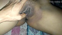 Folla su coño depilado y frota el clítoris hasta que squirt