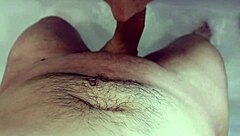 špehuje svojho nevlastného syna v sprche, potom líže a bozkáva, kým prstí jeho kokot, až skončí v jej ústach.