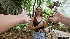 この黒人女子が初めてポルノを試して、偽エージェントに説得されてセックス😏