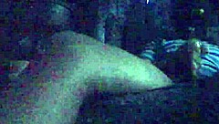 よ、この男があの巨大なオイルチンポをシゴいてるよ？