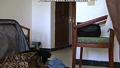 Mi novia con clítoris grande se la follan duro por detrás en perrito.