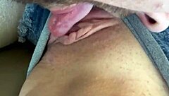 Kız arkadaş Vegas süitinde şerit soyarak yalıyor ve öpüyor