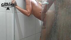 Sexo no chuveiro com a carioca, incluindo creampie e pequenos seios de 18 anos
