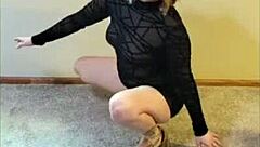 Cute hotwife scarlettraven performs striptease and poses doggystyle facing the camera