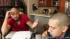 Blond 18+ tøs domineres hårdt af to monsterpikke i grov trekant blowjob.