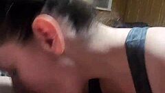 אייבי19921 נותנת מוצץ מדהים ובולעת כמו פרו, אה, בסצנה רטרו מילף אמטורית סרטי כחול