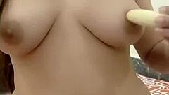 فتاة هندية تستمتع بالموز في كلا الفتحتين متعة شرجية