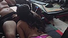 Mijn stiefbroer neukt me doggystyle van achter voorovergebogen