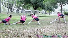 Sıcak genç sürtükler vahşi partide büyük siklerle pompalanıyor, oral ve yüzüne boşalma ile.