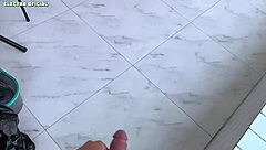 Contraté a esta sirvienta y se desnudó, su culo es tan enorme que podría mirarla todo el día