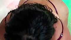 Праздную День святого Валентина с кузиной в мотельном джакузи, веселясь