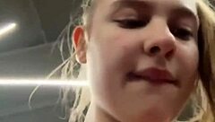 Jeune amatrice 18+ aux gros seins et gros cul va à l'extrême avec doigtage public à la salle de sport