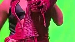 السكسي آيتانا ترقص بحركات قوية وجسم جذاب في عرض مثير.