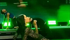 السكسي آيتانا ترقص بحركات قوية وجسم جذاب في عرض مثير.