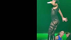 السكسي آيتانا ترقص بحركات قوية وجسم جذاب في عرض مثير.