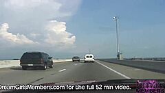 Brunoette kedip tetek besar topless dalam convertible