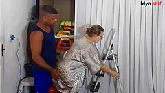 Cette jeune femme au foyer blonde 18+ se tape son beau-fils black avec sa grosse bite sur les escaliers.