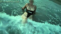 Sahilde sarışın memelerini gösterip yarrak emiyor