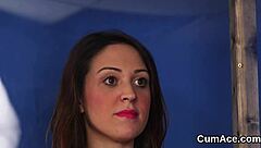 장난기 많은 미녀 얼굴 사정 다 삼키기 너라면?