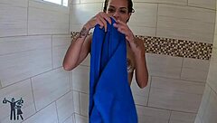 ela me chamou no banheiro para mostrar o cu arrombado