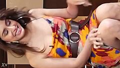 Hot pige viser bryster, bliver til blowjob og knepning med pik i fisse