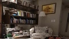 金髪熟女カップルが激しいハンドジョブでオーガズムまでイカせ、美しいおっぱいに射精