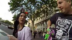 Štíhla brunetka preruší výlet pre intenzívne análne jebanie