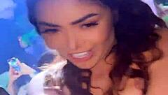 コロンビア美女が屋外で大きなおっぱいをフラッシュ、ライブセックスショー 😍