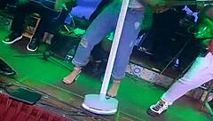 コロンビア美女が屋外で大きなおっぱいをフラッシュ、ライブセックスショー 😍