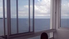 最初から彼女は小さな18歳以上のブロンドの無毛マンコを止まらず舐め、汁を味わってからバックでセックス