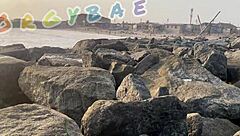 Paar spielt Voyeur in öffentlicher Bar und am Strand