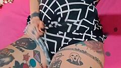 よ、私の巨大なチチとデカいタトゥー入りの尻を見て