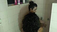 Travesti amateur calienta antes de anal en ducha matutina con juguetes y dildo