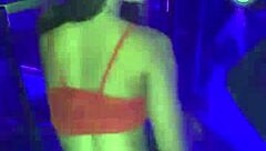 Nicks Rodrigues danst funk op het feest met dat jonge 18+ stoute meisje