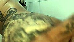 Rapidinha no banheiro com morena amadora acaba voando