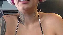 Zweterige blondine in gym toont natte kut op Copacabana strand