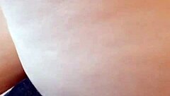 Flash fica e slip in a casual setting