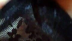 Flash fica e slip in a casual setting