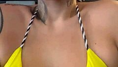 Loira Suada da Academia Mostra Buceta Molhada na Praia de Copacabana