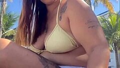 Saya di pantai dengan nafsu, nak pamer pada jantan!