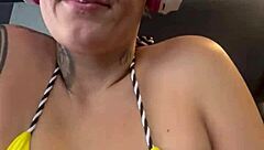 Loira Suada da Academia Mostra Buceta Molhada na Praia de Copacabana