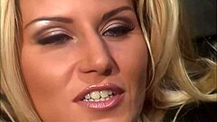 wah, milf pirang seksi dibongkok hisap tangan dan naik kuda.