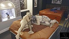 Trío salvaje con Jay Playhard, Eva May y Livie Blainn tatuadas jugando polla grande y coños jugosos