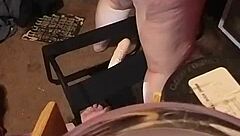 MILFがビッグアスでディルドチェアオーガズムを楽しむ