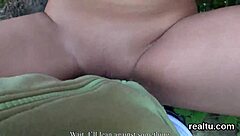 Sevimli Çek Tatlısı Alışveriş Merkezinde Baştan Çıkarılıyor. Soyunuyor ve POV'da Sert Deliniyor!