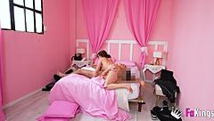 ¡Esta puta argentina Rebecca Jones se pone caliente en el centro comercial!