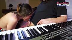 작고 18+ 가슴 큰 녹색 눈 미녀 클로가 딥스로트 후 얼굴에 사정 즐기기