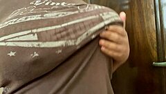 Sorpresa de pezones con tetas naturales y pezoncitos duros.