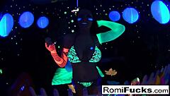 رومي راين وداني يستمتعان باللعب النسائي تحت الأضواء السوداء